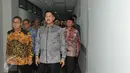 Ketua MPR Zulkifli Hasan (kiri) dan Ketua MA, Muhammad Hatta Ali (kanan) berjalan menuju ruang pertemuan terkait undangan pidato laporan kinerja lembaga negara, di Gedung MA, Jakarta, Kamis (9/7/2015). (Liputan6.com/Herman Zakharia)
