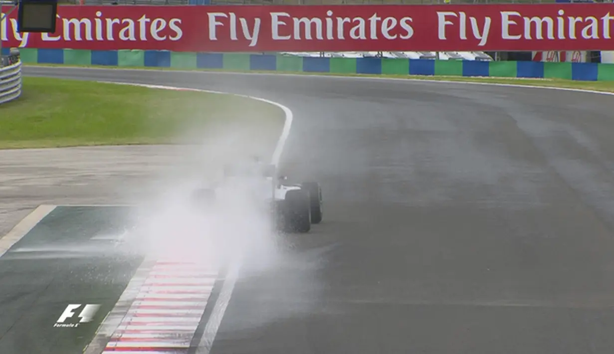 Genangan air masih ada saat latihan bebas pertama F1 GP Hungaria digelar di Sirkuit Hungaroring, Budapest, Jumat (22/7/2016). (Bola.com/Twitter/F1)
