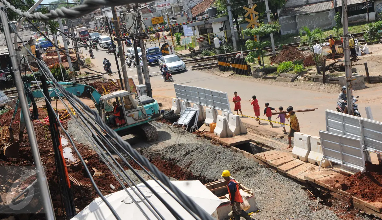 Suasana pengerjaan proyek pembangunan flyover perlintasan kereta api di Bintaro, Jakarta, Minggu (19/3). Fly over ini dibangun untuk mengatasi kemacetan di perlintasan kereta api tersebut. (Liputan6.com/Helmi Afandi)