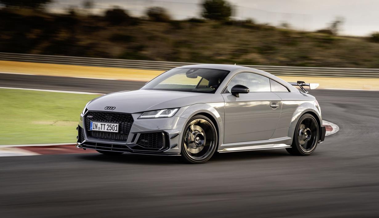 Audi TT RS: Salah satu produk dari Audi yang sangat khas adalah Audi TT. Desain coupe dua pintu dengan atap melandai tetapi masih menyisakan sedikit buntut di belakang membuat mobil ini memiliki karakter yang kuat. Audi TT RS merupakan versi terkencang dari Audi TT, mesinnya mengandalkan unit 5-silinder 2.500cc turbo bertenaga 394 Hp. (Source: caranddriver.com)