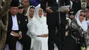 Presiden ke-6 RI Susilo Bambang Yudhoyono (kiri) menangis saat prosesi pemakaman sang istri Ani Yudhoyono di TMP Kalibata, Jakarta, Minggu (2/6/2019). Ani Yudhoyono dimakamkan secara militer. (Liputan6.com/JohanTallo)