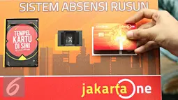 Petugas menunjukan tata cara penggunaan kartu Jakarta One di Jakarta, Kamis (2/6). Kartu tersebut nantinya bisa digunakan masyarakat Jakarta untuk berbagai macam kebutuhan. (Liputan6.com/Immanuel Antonius)