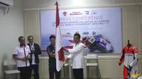 Pebalap Indonesia, Ali Adrian (kiri) berfoto bersama Menteri Pemuda dan Olahraga, Imam Nahrawi, di Kantor Kemenpora, Jakarta, Kamis (2/2/2017). (Bola.com/Andhika Putra)