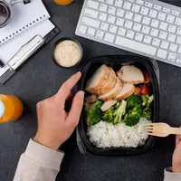 Pekerja kantoran yang membawa bekal makan siang dari rumah (Foto dok : Freepik/timolina).