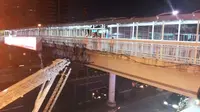Para petugas terus membujuk pria yang ingin bunuh diri dari jembatan penyeberangan orang (JPO) Semanggi, Jakarta. (Liputan6.com/Putu Merta Surya Putra)