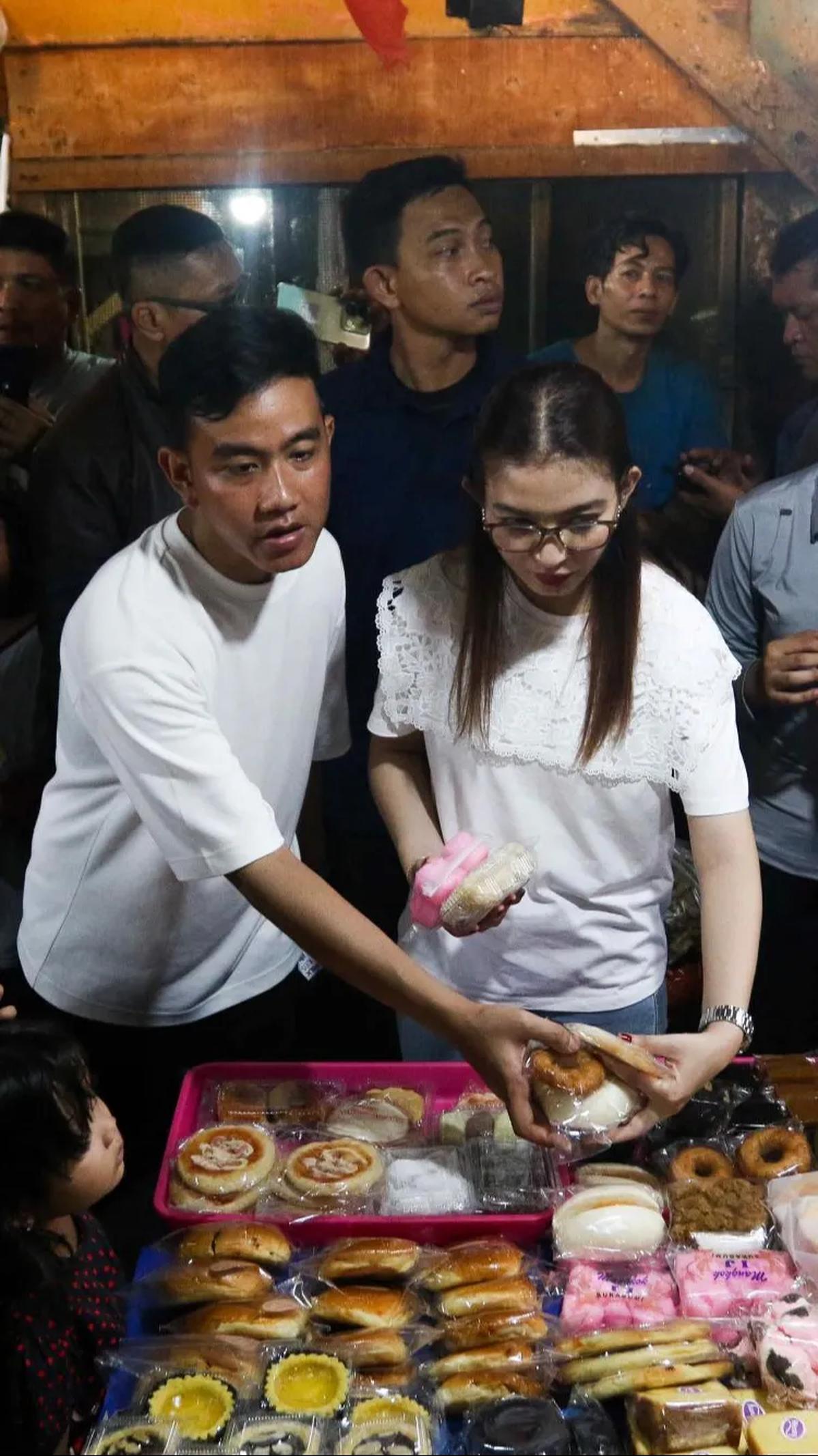 Selain itu, Gibran juga berbelanja kebutuhan seperti aneka kue basah di pasar tersebut.