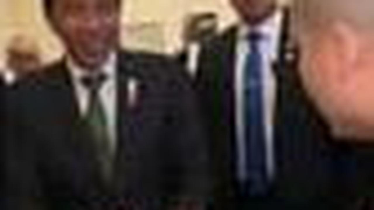 VIDEO: Momen Jokowi Diajak Selebrasi 'Siu' ala Cristiano Ronaldo, Tatapan Paspampres Bikin Salfok