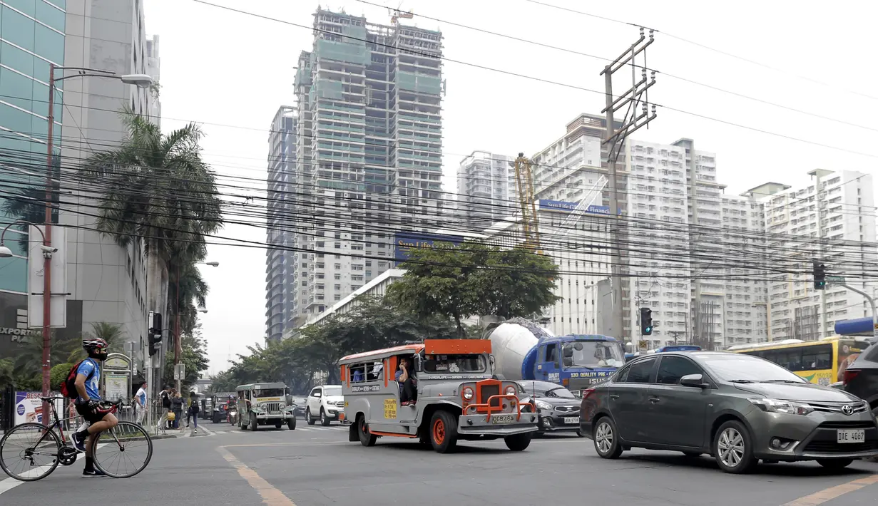 Sebuah mobil Jeepney melintas di antara kemacetan yang terjadi di Manila, Filipina, Jumat (22/11/2019). Jeepney merupakan transportasi umum paling populer dan sudah menjadi ikon di Filipina. (Bola.com/M Iqbal Ichsan)