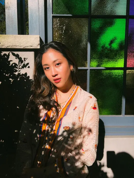 Padu padan kebaya dengan detail motif batik modern jadi semakin playful dipadukan dengan kalung warna-warni. [Foto: Instagram/sherinamunaf]