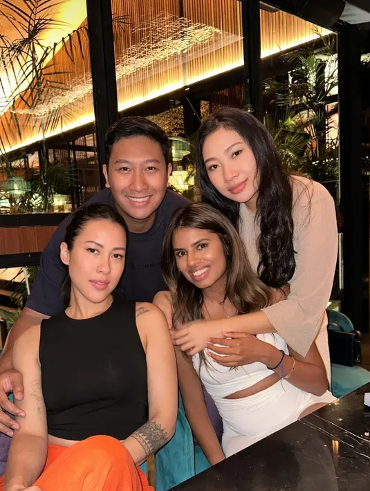 Tak lengkap rasanya sosok pria yang punya gurita bisnis ini dikejutkan dengan perayaan ulang tahun. Menggelar diner mewah, Gayanti Hutami ikut memeriahkan ultah. Dua anak Tommy Soeharto ini kompak. (Liputan6.com/IG/@pschuldtz)