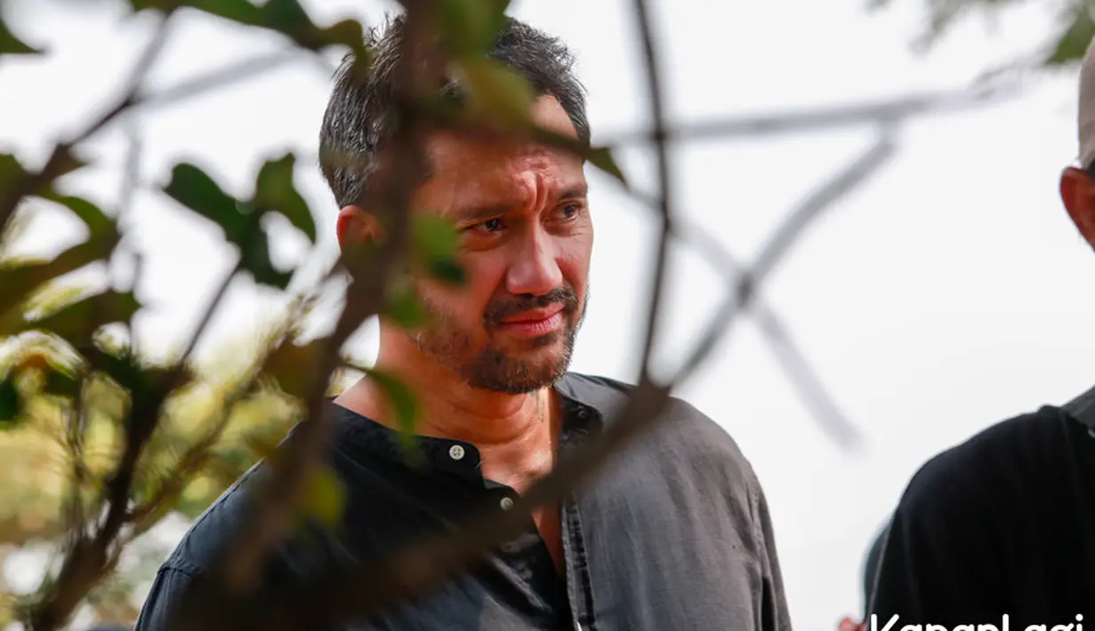 Duka mendalam dirasakan Tora Sudiro mengantarkan sang ibunda ke peristirahatan terakhirnya di Taman Pemakaman Umum (TPU) Tanah Kusir, Kebayoran Lama, Jakarta Selatan. [Foto: Muhammad Akrom Sukarya/KapanLagi.com]