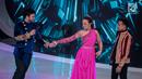Pedangdut Fildan (kanan) melihat Ridho Rhoma (kiri) menggenggam tangan Zaskia Gotik (tengah) saat tampil dalam Indonesian Dangdut Awards 2018 di Jakarta, Jumat (12/10). Mereka membawakan lagu Koi Mil Gaya dan Tum Hi Ho. (Liputan6.com/Faizal Fanani)