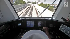 Masinis berada di dalam kokpit saat uji coba LRT rute Kelapa Gading-Velodrome, Jakarta, Senin (20/8). PT LRT Jakarta mulai melakukan internal pengoperasian LRT Kelapa Gading hingga 14 September mendatang. (Merdeka.com/Iqbal S. Nugroho)