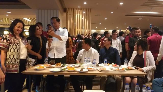 Jokowi Makan Siang di Mal Grand Indonesia