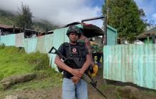 Cari Kayu Bakar Untuk Memasak, Prajurit TNI AD Ini Tetap Bawa Senjata Lengkap di Pedalaman Papua