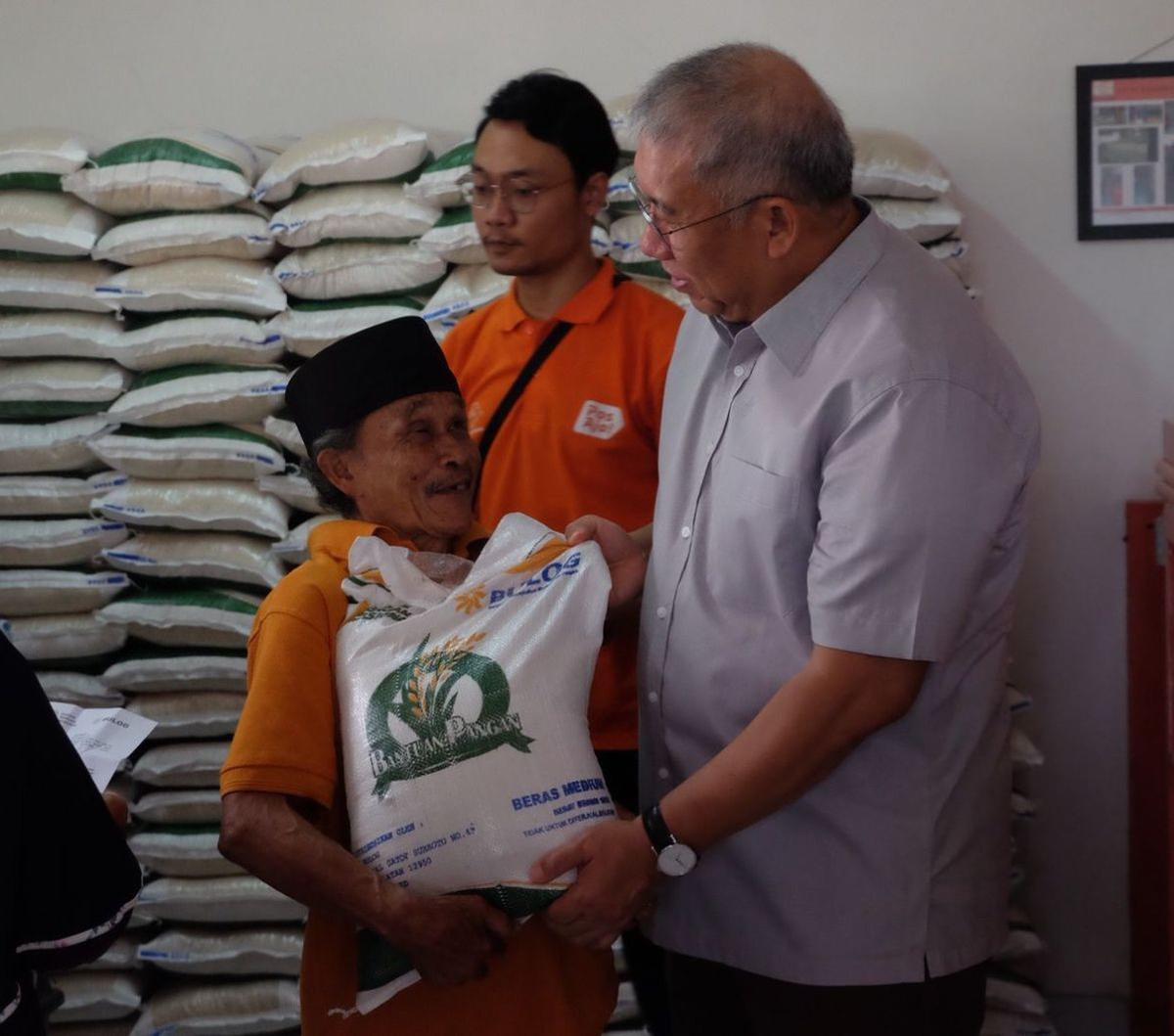"Mereka ini yang paling sensitif dengan kenaikan harga," kata Bayu.<br><br>Maka, langkah yang diambil pemerintah membanjiri pasar dengan beras program Stabilisasi Pasokan dan Harga Pangan (SPHP).<br>