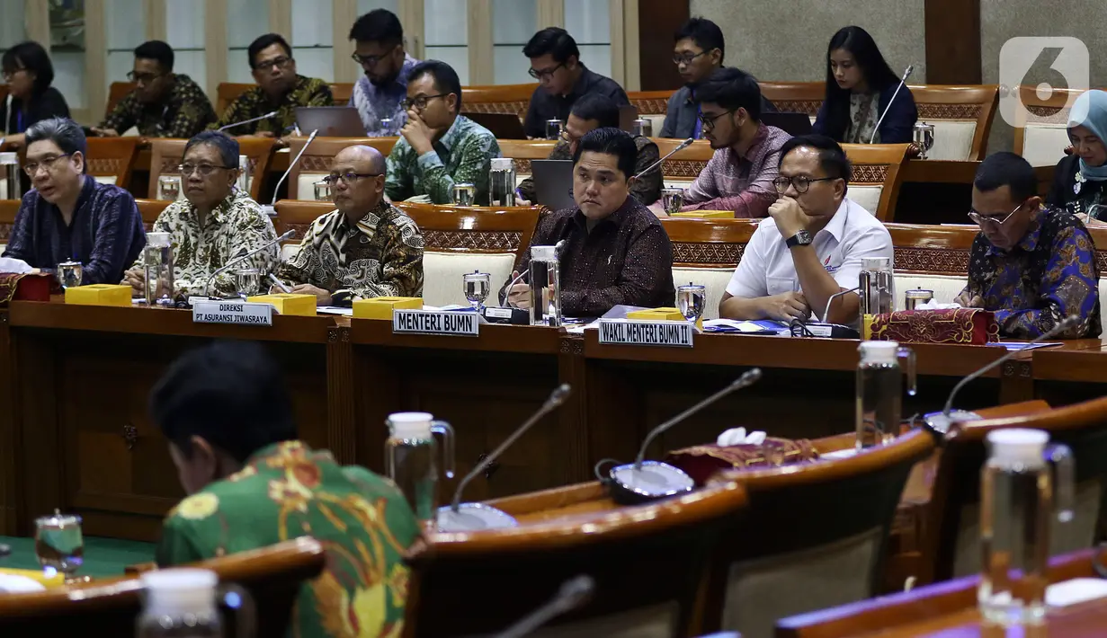 Menteri BUMN, Erick Thohir (tengah) mengikuti rapat dengar pendapat umum dengan Panitia Kerja (Panja) DPR RI untuk skandal di PT Asuransi Jiwasraya (Persero), di Kompleks Parlemen, Jakarta, Selasa (29/1/2020). Erick diundang untuk membahas penyelesaian sengkarut Jiwasraya. (Liputan6.com/Johan Tallo)
