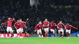 Nottingham Forest lolos ke semifinal Piala FA dengan jalan yang sulit. Mereka harus memainkan laga adu penalti melawan Brighton setelah di waktu normal skor sama kuat 0-0. Di babak adu penalti The Tricky Trees menang dengan skor 4-3. (Adam Davy/PA via AP)