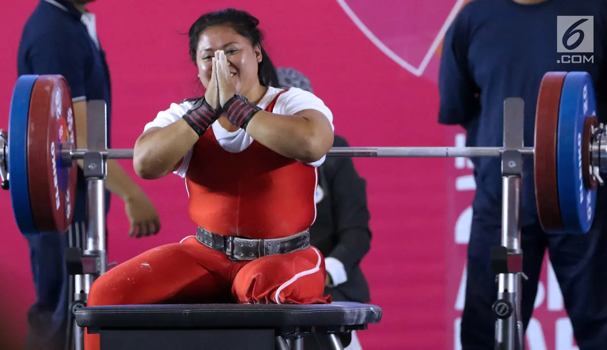 Atlet Para Powerlifting Indonesia, Siti Mahmudah usai mengangkat beban di kelas Womens Up 79kg Asian Para Games 2018 di Jakarta, Rabu (10/10). Siti Mahmudah meraih perak dengan total angkatan 120 kg. (Liputan6.com/Helmi Fithriansyah)