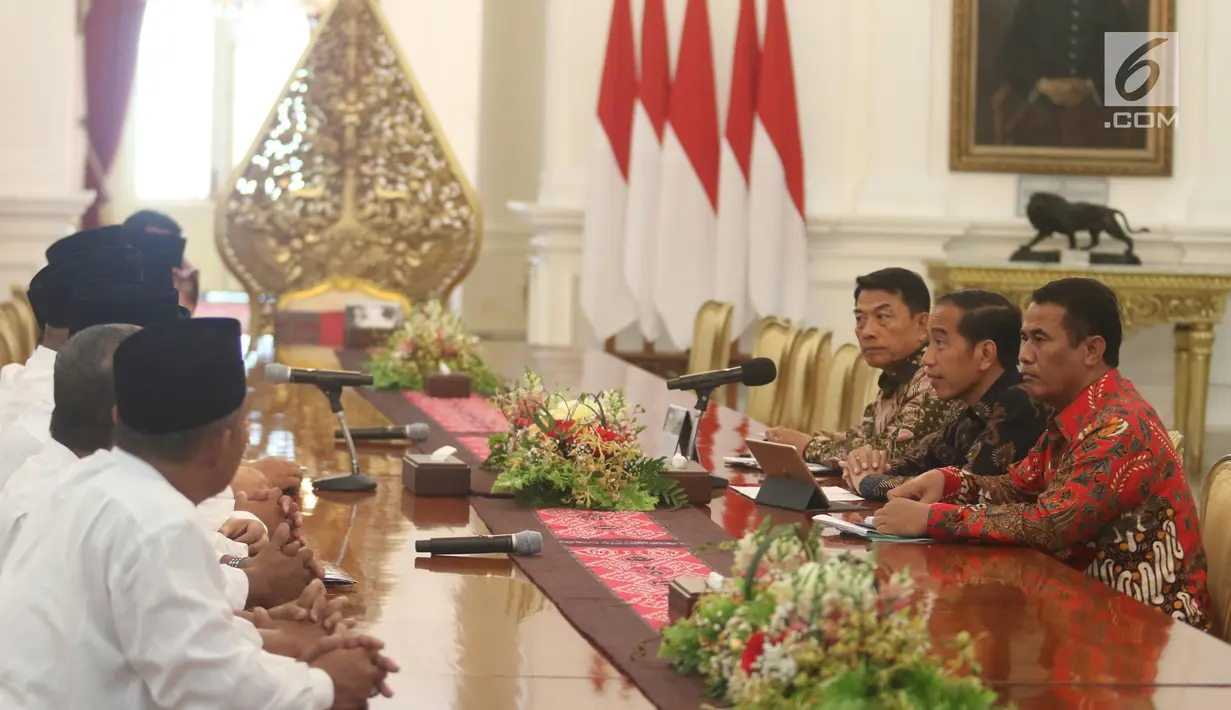 Presiden Joko Widodo berdialog dengan Dewan Pimpinan Pusat Asosiasi Petani Tebu Rakyat Indonesia (DPP APTRI) di Istana Negara, Jakarta, Selasa (5/3). Pertemuan membahas kelangsungan industri gula dan pertanian tebu.(Liputan6.com/Angga Yuniar)