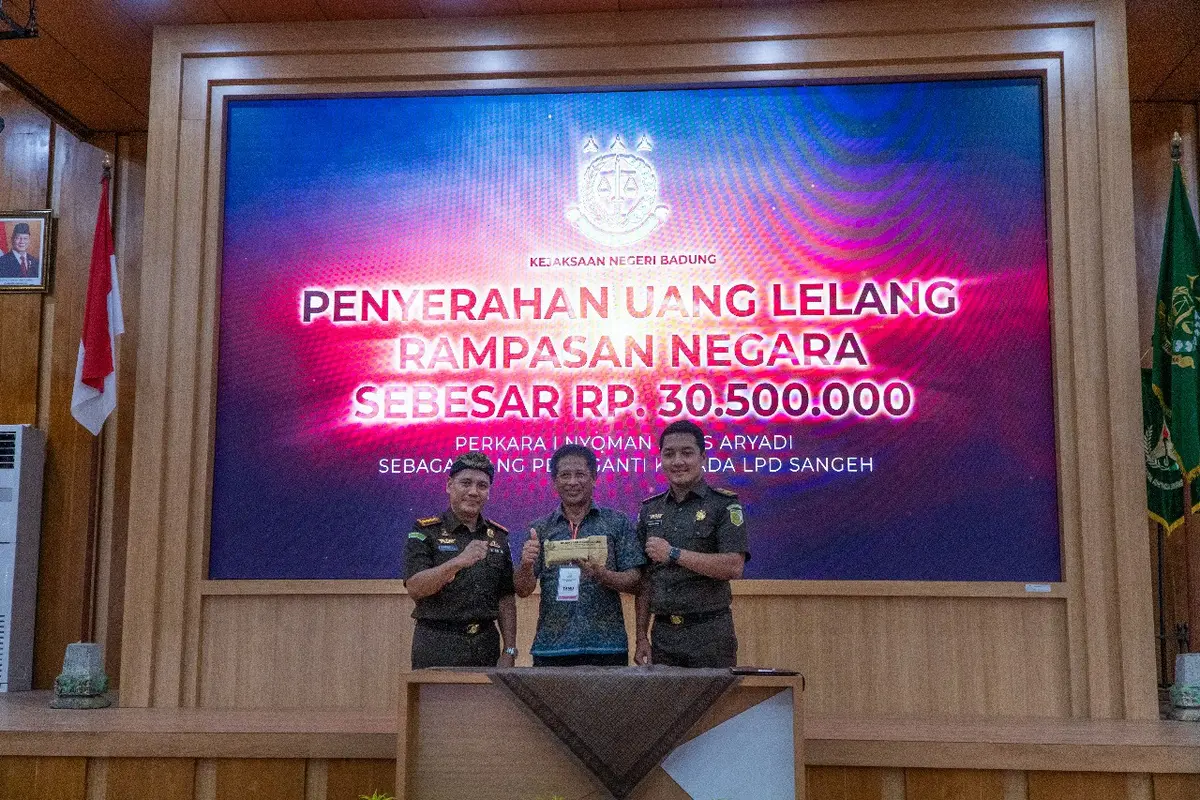 Kejaksaan Negeri (Kejari) Badung menyerahkan uang hasil lelang barang rampasan tindak pidana korupsi kepada Lembaga Perkreditan Desa (LPD) Sangeh.