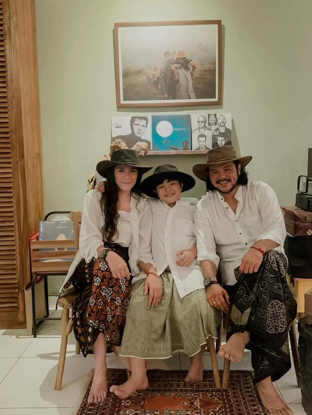 Potret ramon y tungka dengan istri yang jarang tersorot media. (credit:instagram.com/ramonytungka)
