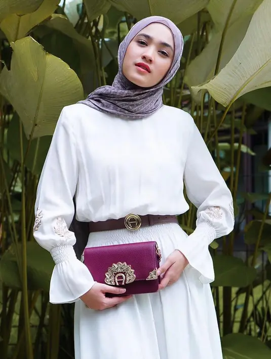 Dress polos warna putih ditambah aksen belt buat penampilan makin stylish. Padukan dengan pashmina bermotif.  [Foto: IG/cutsyifaa].