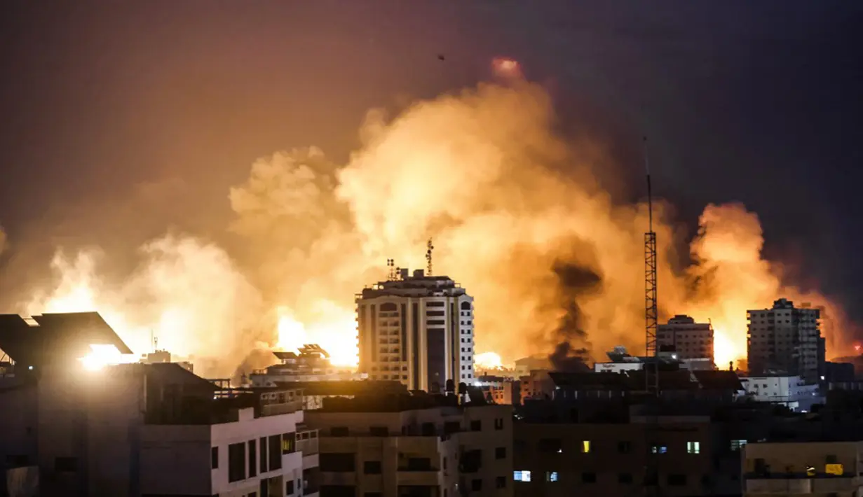 Bola api meletus saat Israel membombardir Kota Gaza, Palestina, Senin (9/10/2023). Israel memberlakukan pengepungan total di Jalur Gaza dan memutus pasokan air karena terus mengebom sasaran-sasaran di daerah kantong Palestina yang padat penduduknya sebagai tanggapan atas serangan mendadak Hamas yang disamakan dengan serangan 9/11. (MOHAMMED ABED/AFP)