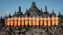 Puluhan biksu Buddha melakukan prosesi doa di puncak Candi Borobudur, Magelang, Jawa Tengah, pada 10 Mei 2025. (YASUYOSHI CHIBA/AFP)