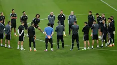 Pemain Real Madrid mendengarkan instruksi dari pelatih Carlo Ancelotti (bertopi) jelang melakukan sesi latihan di Stadion Juventus, Turin, Italia (4/5/2015). Real Madrid akan menantang Juventus di leg pertama semifinal Liga Champions. (Reuters/Max Rossi)