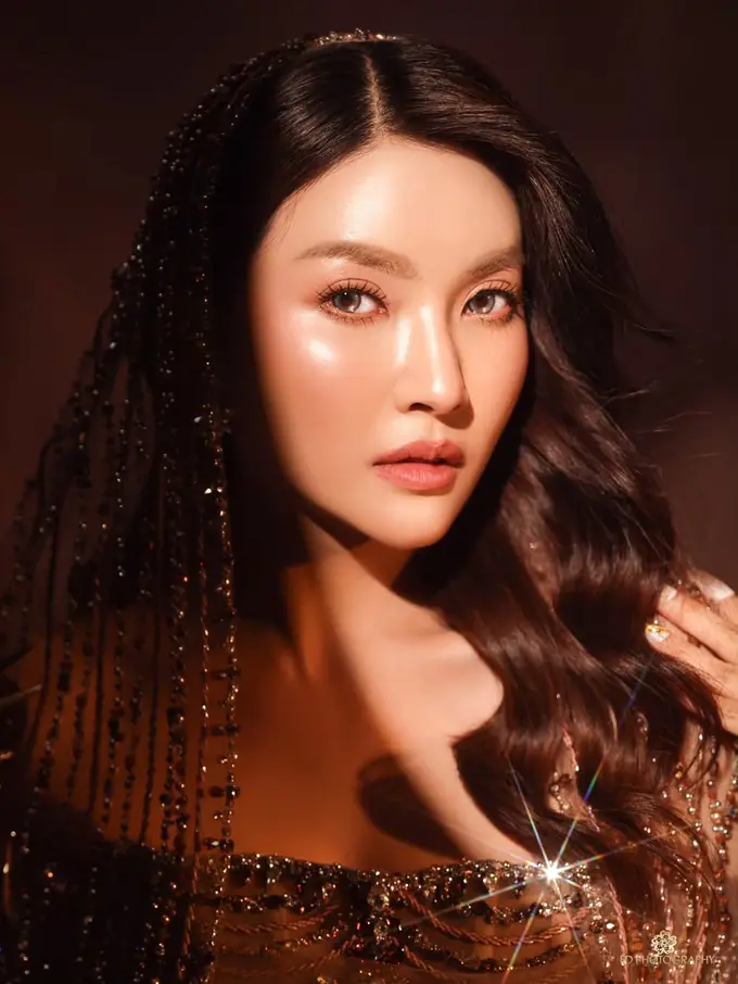 Glowing Maksimal, Sarwendah Tampil Bak Dewi yang Bersinar dengan Gaun Full Payet