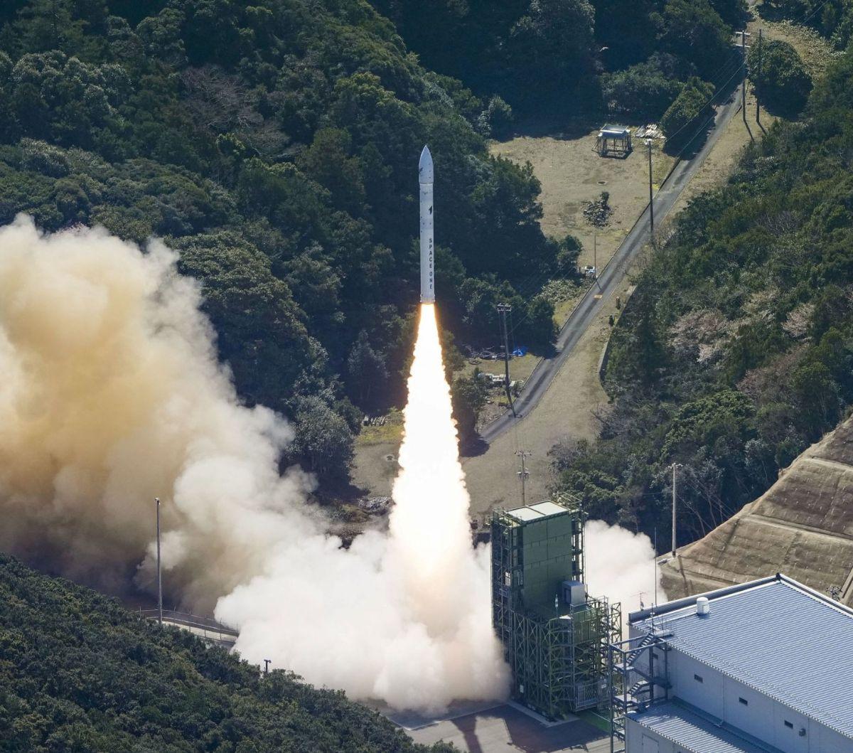 Kairos, roket kecil berbahan bakar padat yang dibuat oleh Space One Jepang, meledak tak lama setelah peluncuran perdananya di ujung semenanjung Kii, Kota Kushimoto, Prefektur Wakayama, Jepang, Rabu (13/3/2024). Insiden ini terjadi ketika Space One mencoba