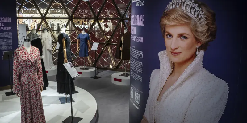 Koleksi Busana Putri Diana Dilelang