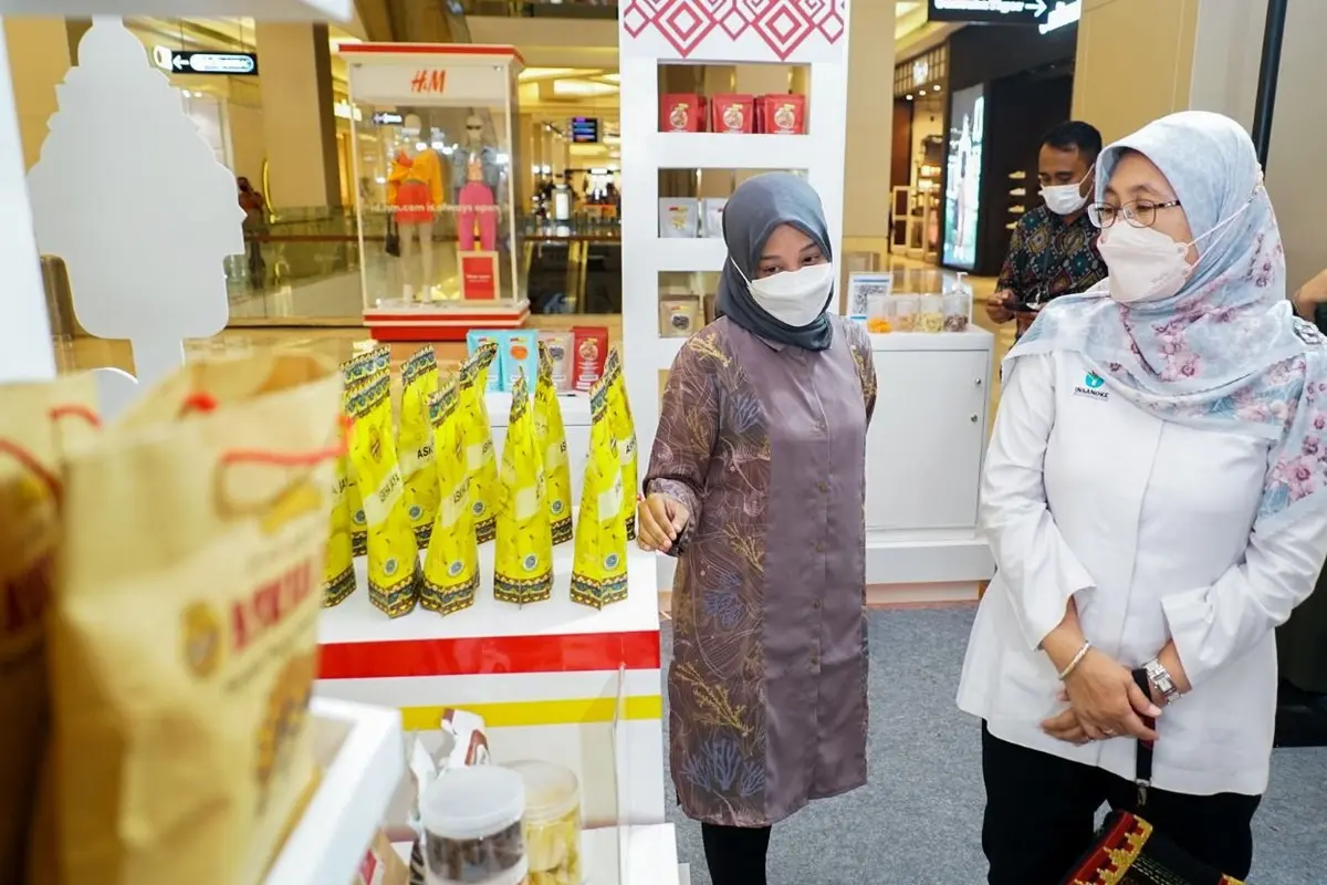 Direktur Jenderal Industri Kecil, Menengah, dan Aneka (IKMA) Kementerian Perindustrian, Reni Yanita memperhatikan berbagai produk industri kecil dan menengah (IKM) Provinsi Lampung yang difasilitasi tampil pada ajang pameran di Mal Kota Kasablanka, Jakart