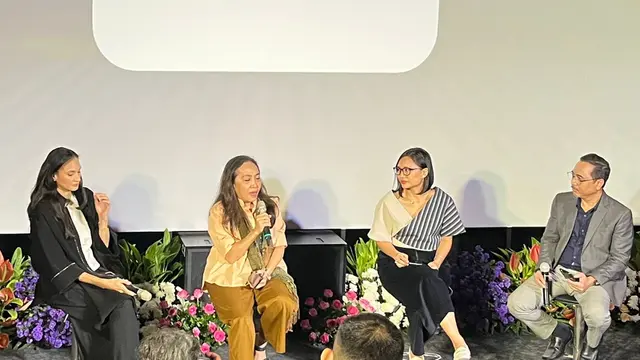 Suzanty Sitorus, memegang mic dalam acara peluncuran film dokumenter "Energi Untuk Negeri" yang diselenggarakan di kawasan Jakarta, (1/9/2026). (Liputan6.com/Afradhiya N.R)