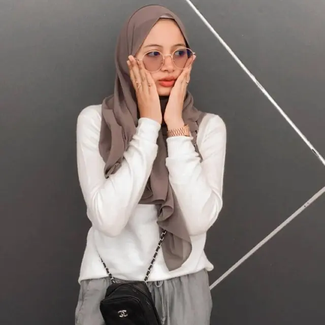 6 Potret Sanwanee Esor, 'Kembaran' Lisa BLACKPINK yang Berhijab
