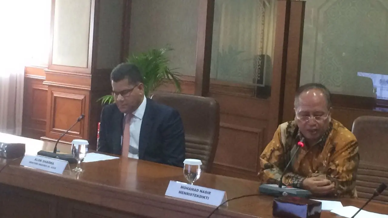  Menteri Riset Teknologi dan Pendidikan Tinggi, Muhammad Nasir (kanan) dan Menteri Inggris untuk Asia, Alok Sharma (kiri). (Liputan6.com/Andreas Gerry Tuwo)