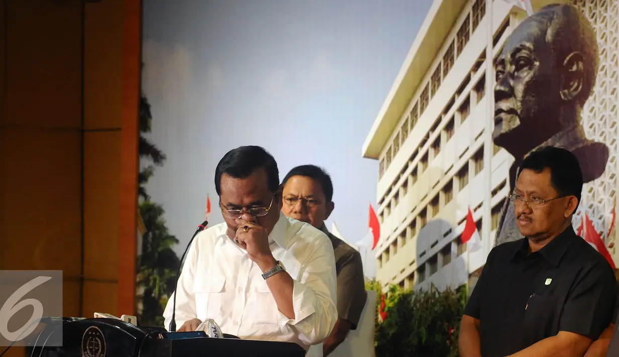 Jaksa Agung HM Prasetyo saat memberikan keterangan terkait perkara hukum dua mantan komisioner KPK di Jakarta, Kamis (3/3/2016). Jaksa Agung memutuskan untuk mengkesampingkan perkara mantan komisioner KPK, AS dan BW. (Liputan6.com/Helmi Fithriansyah)