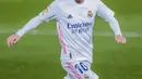 Gelandang Real Madrid, Luka Modric menggiring bola saat bertanding melawan Athletic Bilbao pada pertandingan La Liga Spanyol di di stadion Alfredo Di Stefano di Madrid, Spanyol, Rabu (16/12/2020). Dengan kemenangan ini Madrid berada di posisi tiga klasemen. (AP Photo/Bernat Armangue)