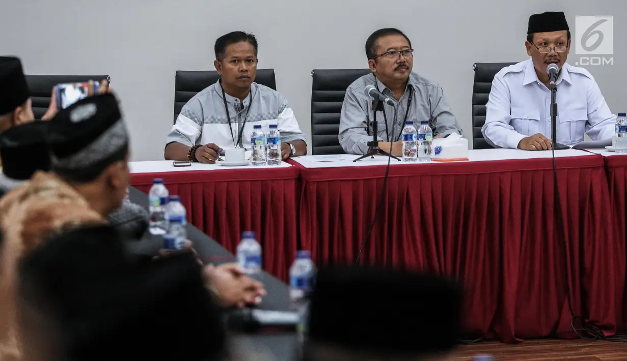 Sekda Jawa Barat, Iwa Karniwa (kanan) memberikan sambutan di kantor DPP PDIP, Jakarta, Jumat (7/7). Kehadiran Iwa mendatangi DPP PDIP untuk  pendaftaran sebagai calon gubernur Jawa Barat untuk Pilkada 2018 melalui PDIP. (Liputan6.com/Faizal Fanani)