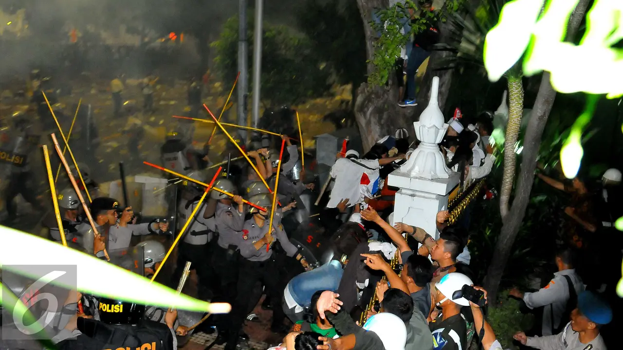 20161104- Massa Aksi Damai terlibat Bentrok dengan Polisi-Jakarta- Angga Yuniar
