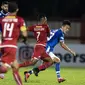 Gelandang Persib Bandung, Oh In-kyun, menghindari kejaran gelandang Persija Jakarta, Ramdani Lestaluhu, pada laga Liga 1 di Stadion PTIK, Jakarta, Sabtu (30/6/2018). Persija menang 1-0 atas Persib. (Bola.com/Vitalis Yogi Trisna)