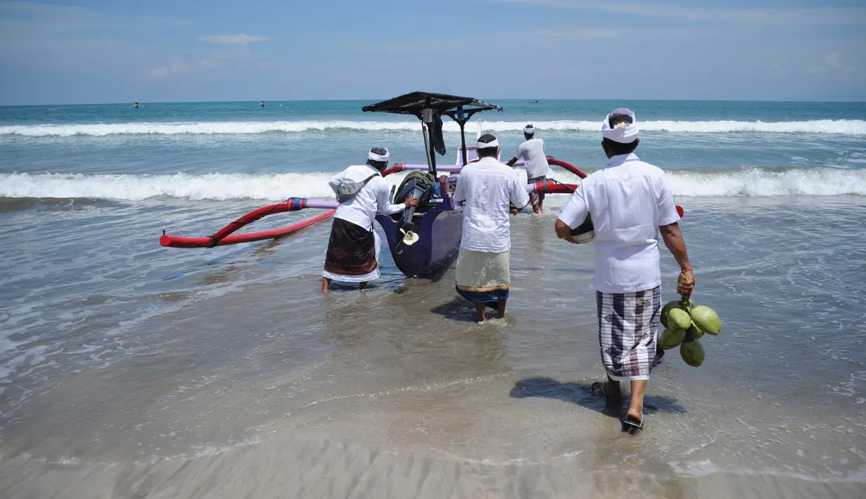 Umat Hindu menghadiri upacara Melasti menjelang Hari Raya Nyepi Tahun Baru Saka 1943 di Pantai Kuta, Bali (11/3/2021). Hari Raya Nyepi tahun ini jatuh pada tanggal 14 Maret 2021. (AFP/Sonny Tumbelaka)
