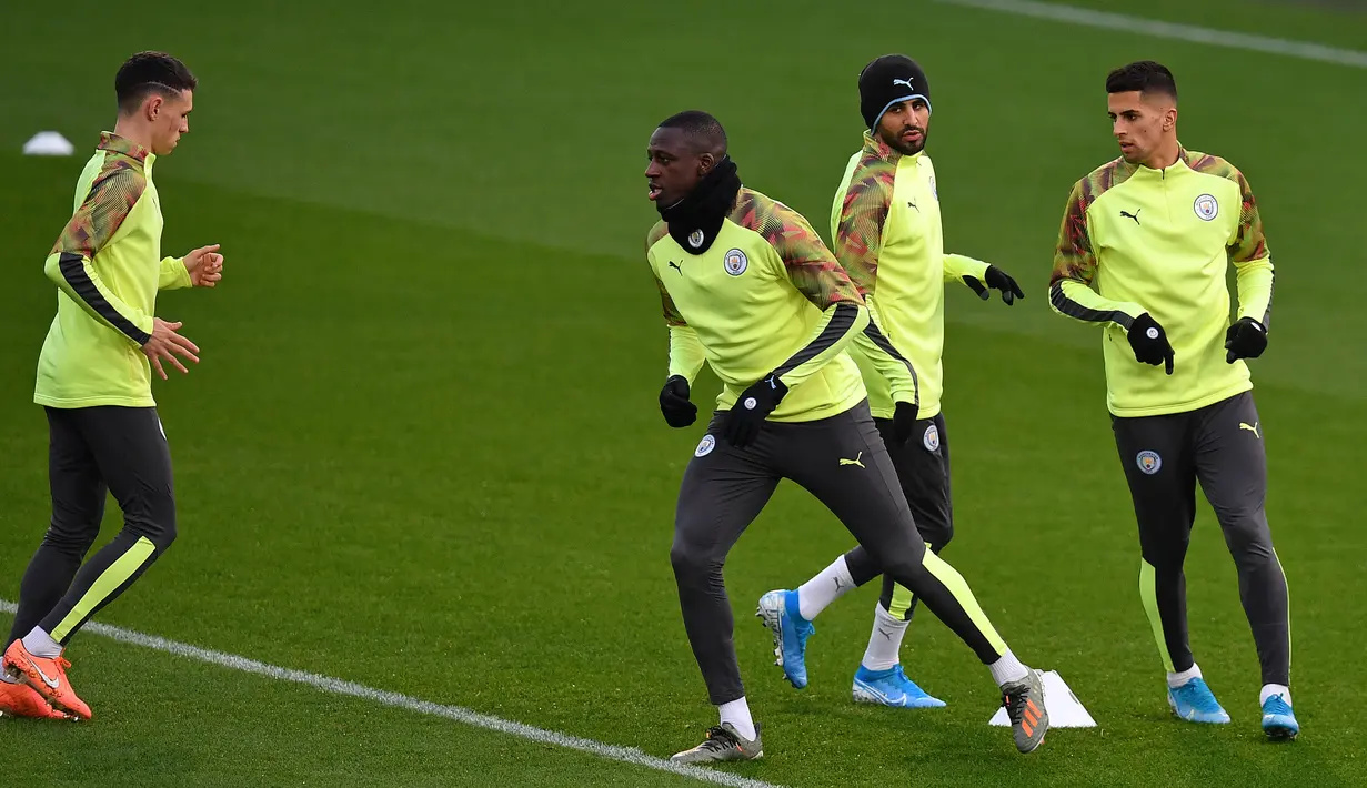 Pemain Manchester City Phil Foden (kiri), Riyad Mahrez (kedua kanan), dan Joao Cancelo (kanan) berlatih jelang menghadapi Shakhtar Donetsk pada pertandingan Grup C Liga Champions di City Football Academy, Manchester, Inggris, Senin (25/11/2019). (Paul ELLIS/AFP)