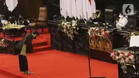 Presiden Joko Widodo saat mengikuti Sidang tahunan MPR RI 2021 di Gedung Nusantra, Senayan, Jakarta, Senin (16/8/2021). Acara dilaksanakan secara minimalis dengan pembatasan peserta dan pengaturan waktu menjadi lebih singkat. (Liputan6.com/Angga Yuniar)