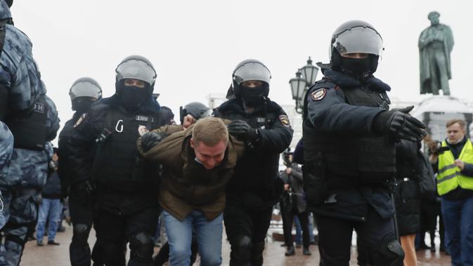 Polisi menahan seorang pria selama protes terhadap pemenjaraan pemimpin oposisi Alexei Navalny di Moskow, Rusia (23/1/2021). Para pengunjuk rasa pada satu titik berkumpul di tangga sirkus Moskow. (AP Photo/Pavel Golovkin)