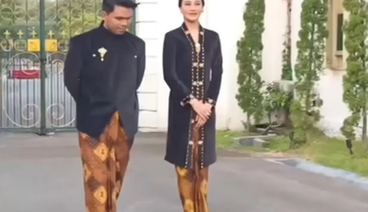 Keduanya juga mengenakan baju adat Jawa berwarna hitam yang elegan memesona. [Foto: Instagram/dimassinggih]