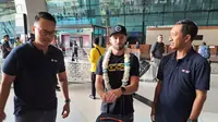 Pembalap Red Bull KTM&nbsp;Brad Binder tiba di Terminal 3 Bandara Internasional Soekarno Hatta, Tangerang, Banten, Selasa, 10 Oktober 2023, menjelang MotoGP Mandalika. Binder yakin bisa bersahabat dengan cuaca dan suhu di Mandalika. (foto: Liputan6.com/Pramita Tristiawati)