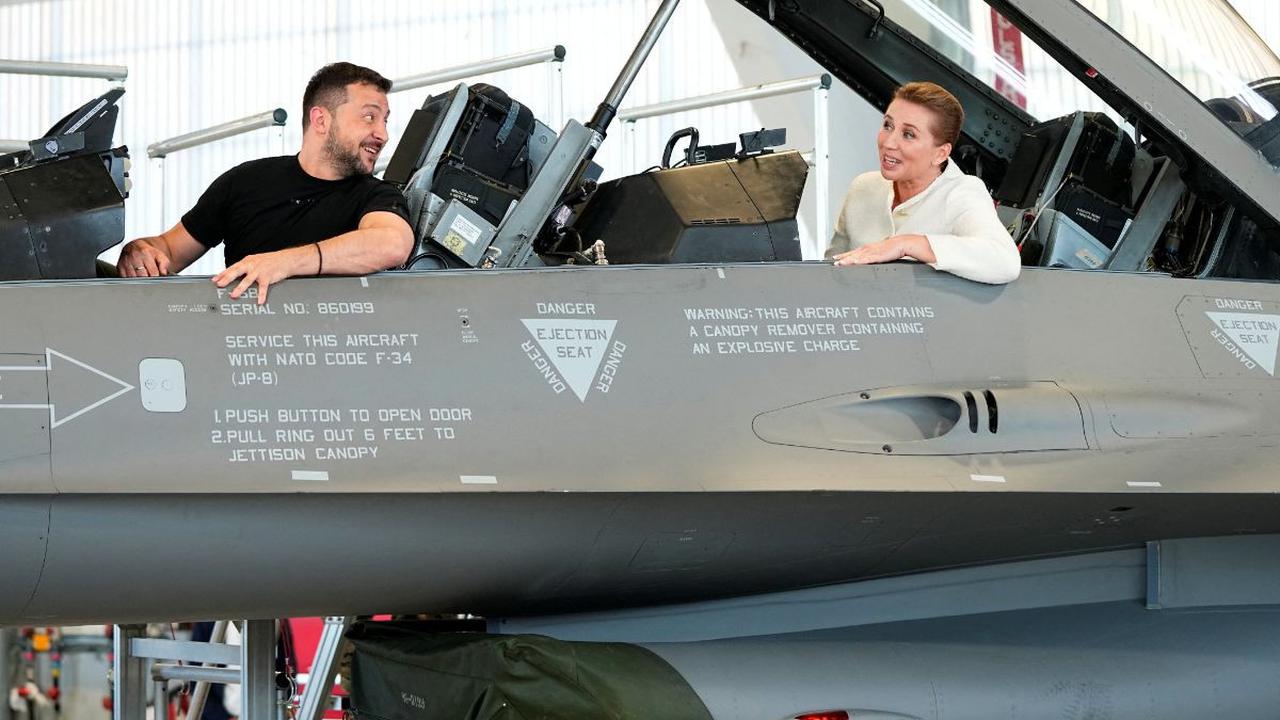 Perdana Menteri Denmark Mette Frederiksen telah menyepakati pemberian sejumlah jet tempur F-16 untuk Ukraina dalam konferensi pers di Pangkalan Udara Skrydstrup di Vojens, Denmark, 20 Agustus 2023.