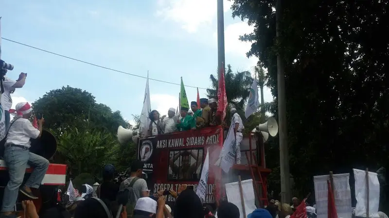 Taufik Ismail di Sidang Ahok